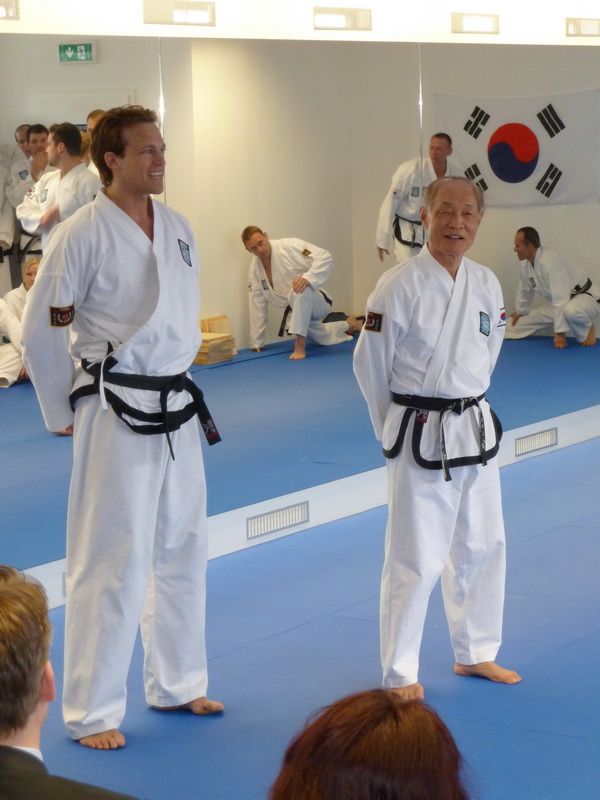 Kwon Jae Hwa mit Claus Moos bei der Schuleröffnung 2011