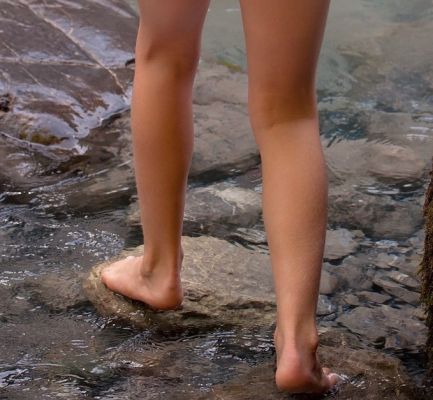 images/11_Artwork/barefoot_human_person_feet_legs_water_stones_bach-842616.jpg